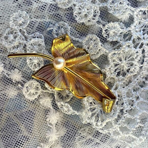 Vintage Midcentury Leaf Brooch with Prong Set Pearl - Picture 2 of 9